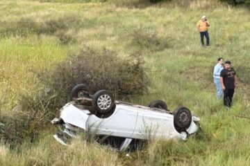 Lluvia provoca salida de camino; pareja cae a barranco en la carretera Chihuahua-Cuauhtémoc