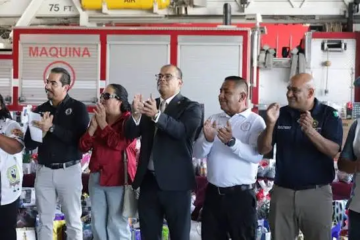 Comerciantes entregan cerca de 2 mil regalos a bomberos por su día