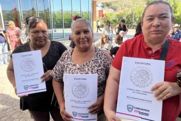 Entrega Estado 60 escrituras en Parral y brinda certeza jurídica a más de 250 personas