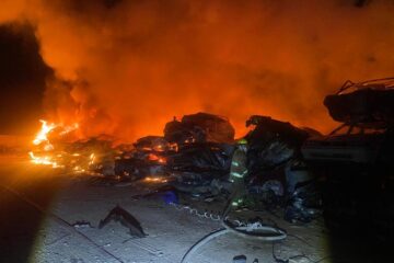 Bomberos atendieron 35 emergencias en 24 horas; incendio consumió 80 vehículos en yonke de Juárez