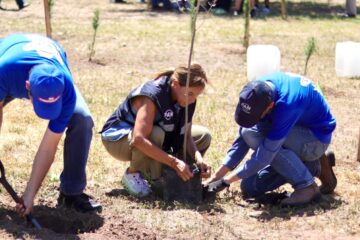 Manque Granados participa en jornada de reforestación; plantan más de 250 árboles en la Deportiva Sur