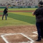 Santiago De la Peña lanza la primera bola en el tercer juego de la gran final de la Liga Estatal de Béisbol