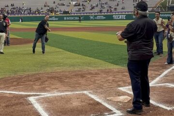 Santiago De la Peña lanza la primera bola en el tercer juego de la gran final de la Liga Estatal de Béisbol