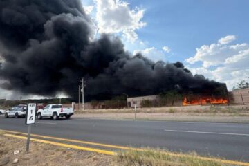 Fuerte incendio moviliza a Bomberos en la carretera Chihuahua-Cuauhtémoc