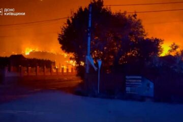 Ataque ruso cerca de Kyiv deja al menos 37 muertos; investigan explosión en almacén