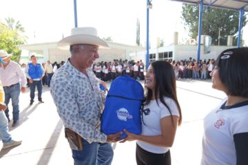 Entrega Arturo Zubía más de mil 800 paquetes escolares a estudiantes de Jiménez