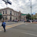 Protesta de trabajadores de la UACH se extiende y complica la circulación en el Centro de Chihuahua