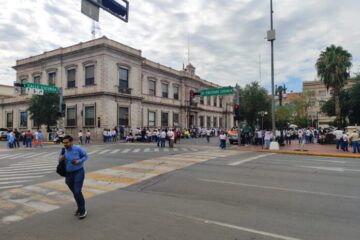Protesta de trabajadores de la UACH se extiende y complica la circulación en el Centro de Chihuahua