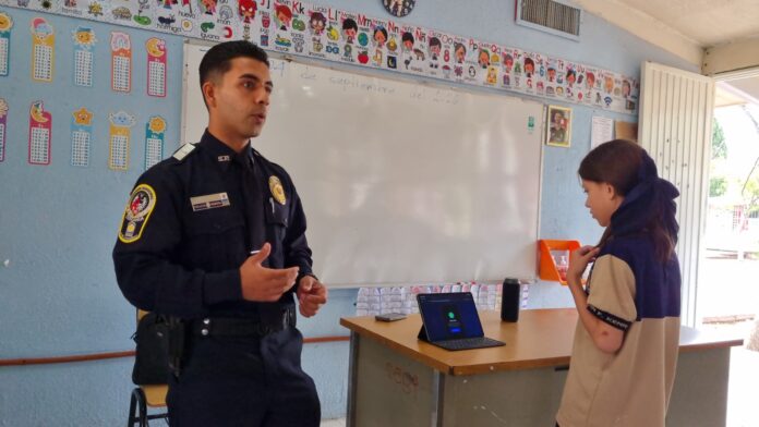 Practican cómo pedir ayuda al 9-1-1 sin llamar a la línea de emergencias