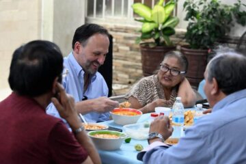 Del escritorio al pozole: Santiago De la Peña lleva su presencia a las colonias