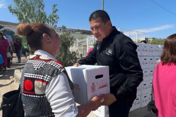 Entregan 200 tinacos a familias de Juárez ante problemas de baja presión de agua