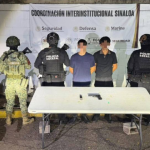 Motocicleta sin placas levanta sospechas en Culiacán; detienen a dos y aseguran arma con 16 cartuchos