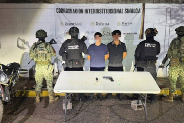 Motocicleta sin placas levanta sospechas en Culiacán; detienen a dos y aseguran arma con 16 cartuchos