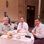 Santiago sigue sumando encuentros: ahora conversa con Villalobos y Toño Chávez por el futuro de Chihuahua