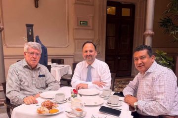 Santiago sigue sumando encuentros: ahora conversa con Villalobos y Toño Chávez por el futuro de Chihuahua