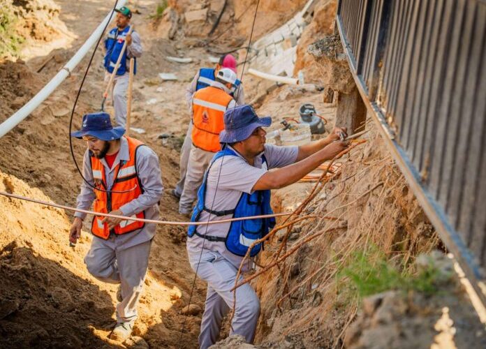 Avanza reparación de tubería y vialidad tras deslave en Águilas de Zaragoza