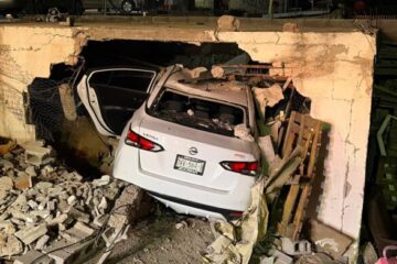 Pierde el control en la Pacheco, choca una camioneta y termina contra una vivienda