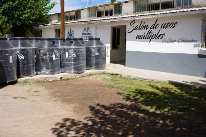 Llevan tinacos y calentadores solares a familias de la zona rural de Chihuahua
