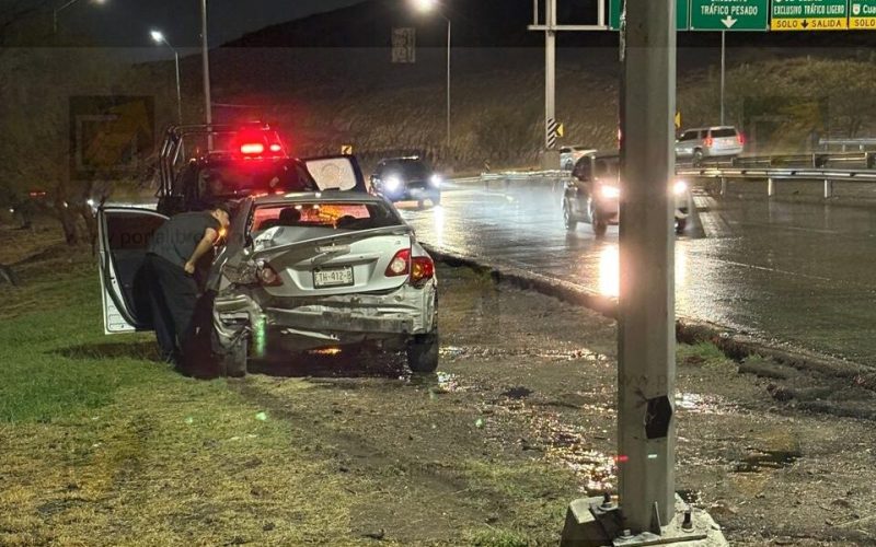 Lluvia le juega una mala pasada: Corolla derrapa y sale de la carretera Chihuahua-Aldama
