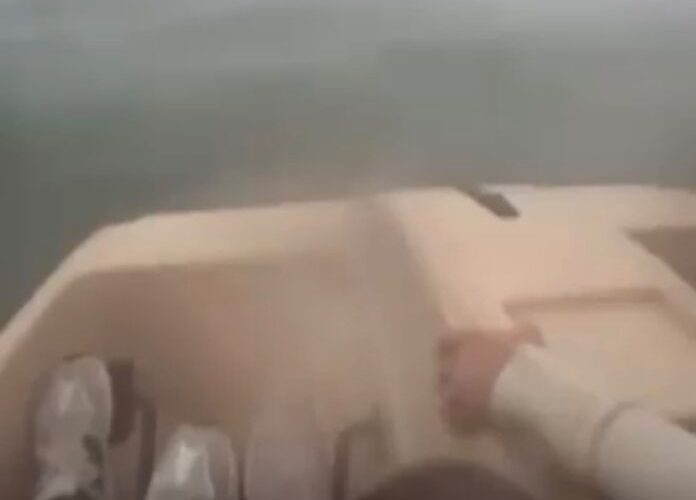 Tormenta sorprende a tres jóvenes en una lancha en El Rejón; nadaron hasta la orilla