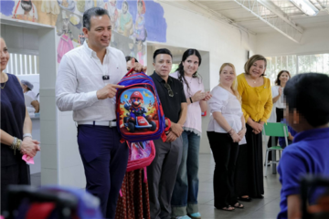 Entregan Mochilas y Útiles a 200 Niñas y Niños de la Granja Hogar
