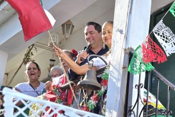 Alan Falomir celebra el Grito con adultos mayores de Villa Juárez