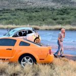 Fuerte choque en la Chihuahua-Delicias deja cuatro lesionados; un Spark terminó volcado y destrozado