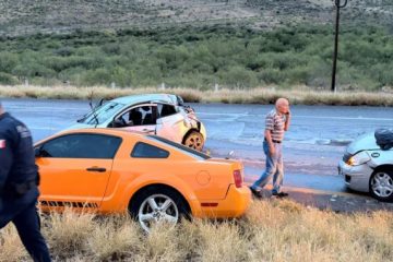Fuerte choque en la Chihuahua-Delicias deja cuatro lesionados; un Spark terminó volcado y destrozado