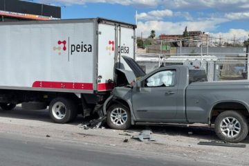 Joven de 19 años estrella su Cheyenne contra camión estacionado cerca de Bafar; salió ileso