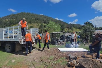 Entregan apoyos a 11 familias afectadas por las lluvias en Temósachic