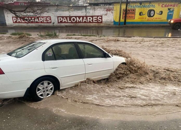 Tormenta pega a Ciudad Juárez: policías auxilian a conductores varados y refuerzan recorridos