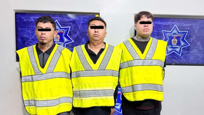 Manejaban de forma errática y casi chocan; policías les encuentran dos armas en Ciudad Juárez