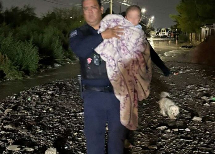 Policías rescatan a familia atrapada por inundación en vivienda de El Sauzal