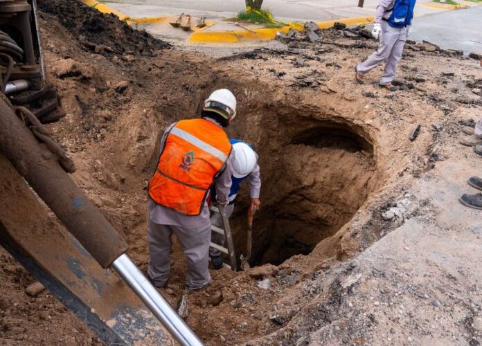 Hundimiento obliga a cerrar dos carriles de Paseo Triunfo de la República; JMAS trabaja contra reloj por lluvias