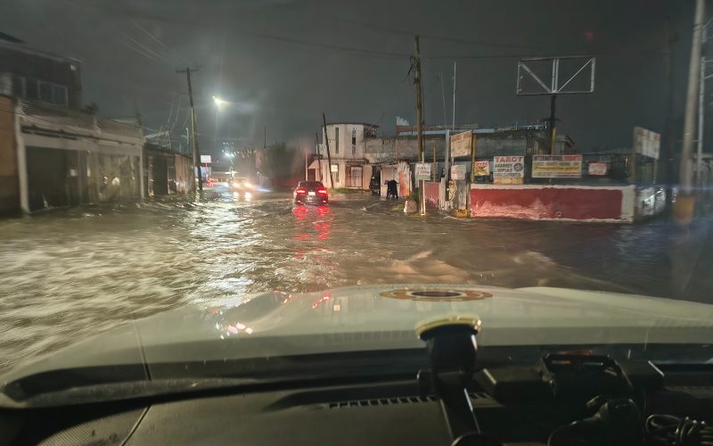 Lluvias golpean a Juárez: reportan decenas de inundaciones, derrumbes, bardas caídas y vehículos varados