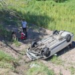 Pierde el control y cae al Canal Chuvíscar; volcadura deja dos lesionados en la Teófilo Borunda