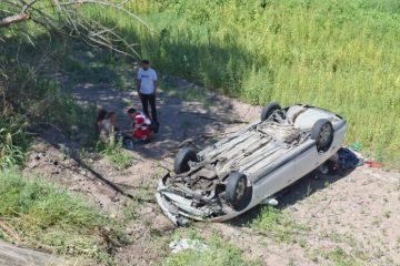 Pierde el control y cae al Canal Chuvíscar; volcadura deja dos lesionados en la Teófilo Borunda