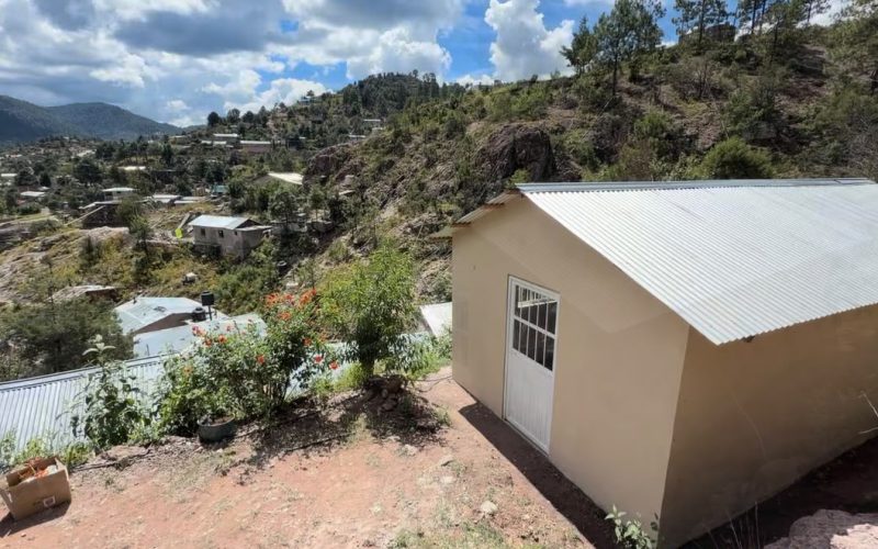 Del fuego a un nuevo hogar: Arturo Medina entrega dos casas a familias de Guadalupe y Calvo