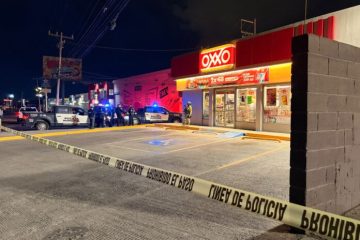 Disparan afuera de un OXXO y privan de la libertad a una mujer en Siglo XXI