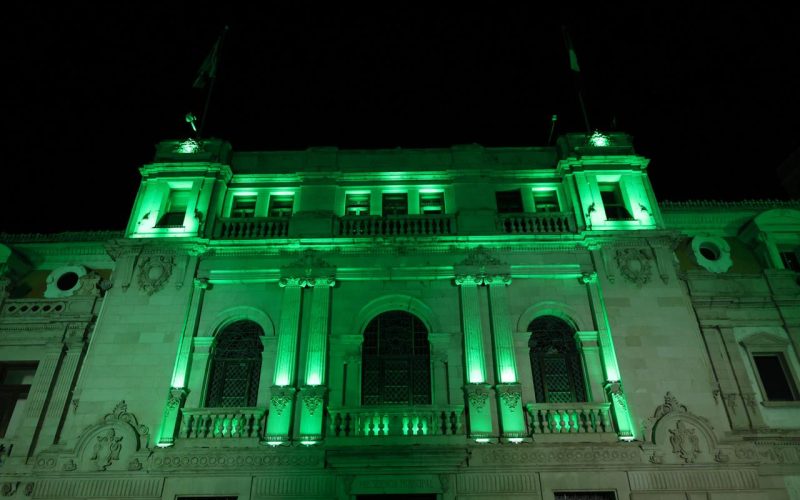 Iluminan de verde la Plaza de Armas para visibilizar la parálisis cerebral