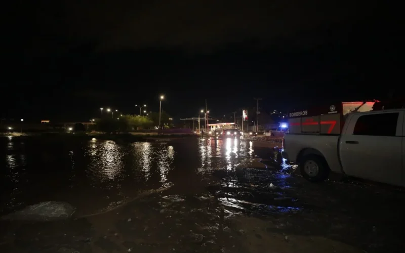 Alertan por agua del río Bravo en carril norte del bulevar Norzagaray
