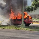 Padre e hijo salen ilesos de incendio que destruyó su camioneta en Valle Escondido
