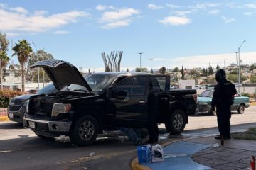 Policías controlan conato de incendio en pickup sobre el periférico De la Juventud