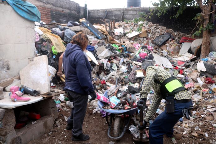 Retiran casi 50 toneladas de basura de una vivienda en la colonia Villa