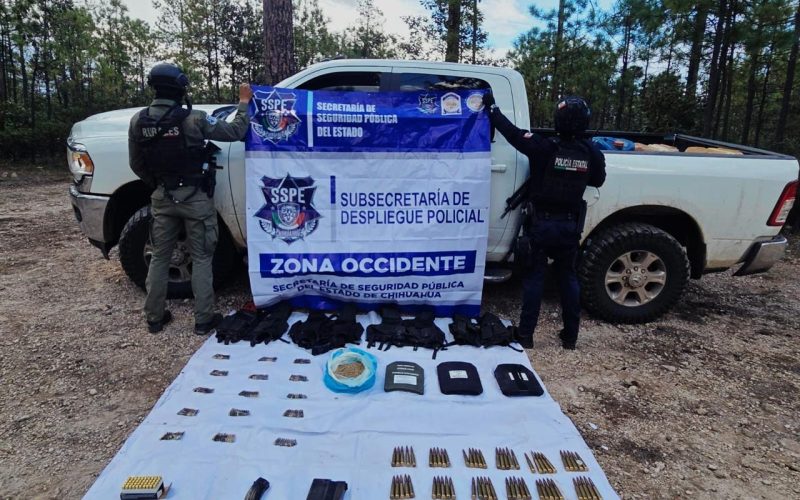 Aseguran camioneta robada en Arizona, municiones y equipo táctico en Guazapares