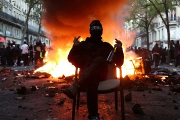Trump pide a Francia cerrar sus fronteras tras protestas y disturbios