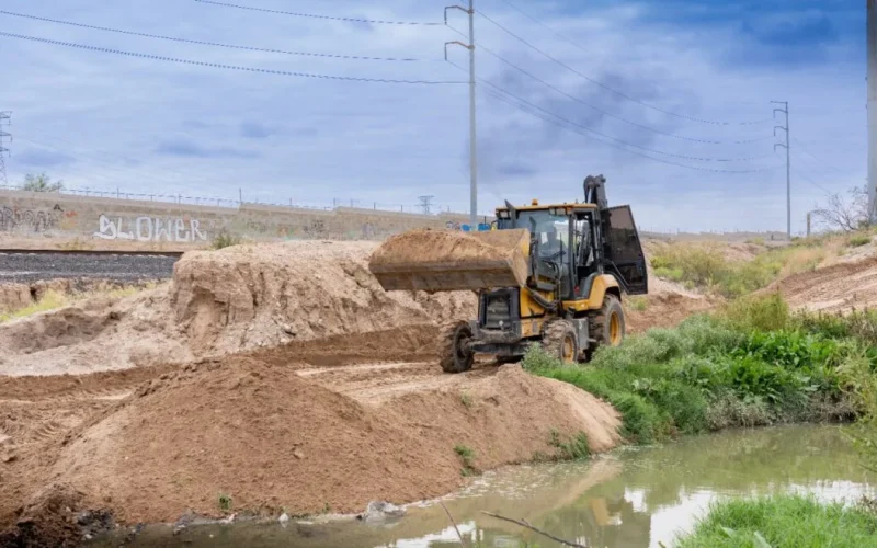 Atiende JMAS daños al drenaje y tres hundimientos en colonias de Juárez