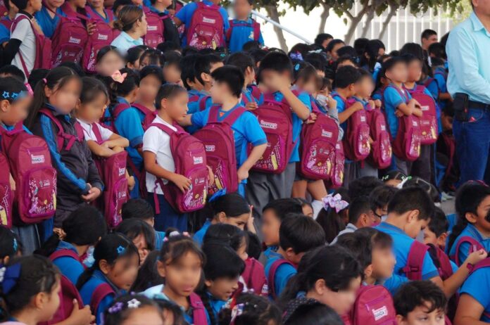 Reciben alumnos de 25 escuelas más de 7 mil mochilas con útiles en Juárez